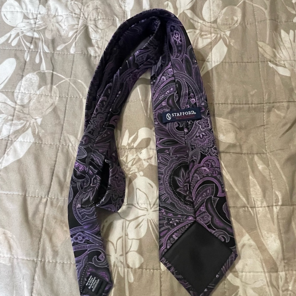 Stafford necktie. Black with pink paisley design